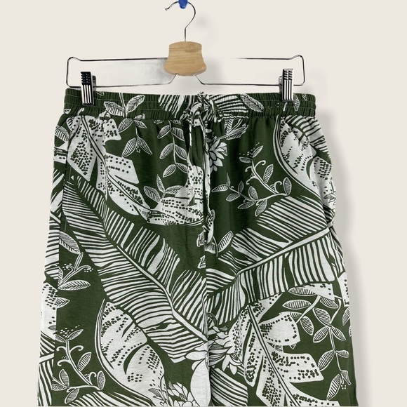 NWOT Green tropical pants - Picture 3 of 4